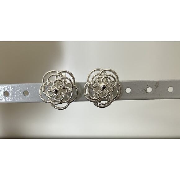 Cute Silver Tone Flower Clip On Earrings - Picture 1 of 3